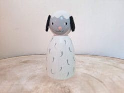 Dit schaap heeft het reuze naar zijn zin.