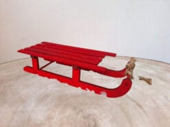 Met deze rode slee kun je de grootste berg afglijden