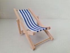 strandstoel comfortabel blauw hout, waarin je heerlijk kunt wegdromen.