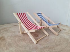 strandstoel comfortabel blauw of rood, waarin je heerlijk kunt wegdromen.