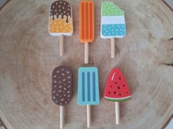 zomer houten ijsjes koel (a). Zes verschillende lekkere ijsjes.