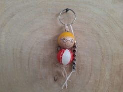 Sleutelhanger met kralen meester rood/geel. Met deze sleutelhanger verras je jouw meester enorm.
