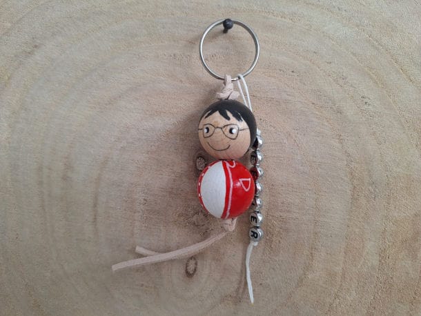 Sleutelhanger met kralen meester rood/zwart. Met deze sleutelhanger verras je jouw meester enorm.