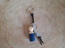 sleutelhanger meester donkerblauw. Hiermee maak je elke meester of leraar erg blij.