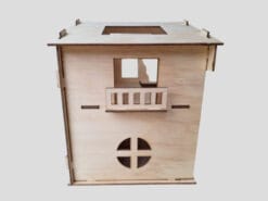 Met dit DIY houten huis kun je urenlang spelen, samen met je poppetjes en andere materialen.