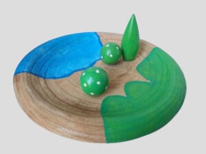 Met dit houten ronde speelbord kun je echt heerlijk spelen zoals jouw fantasie dat graag wil.
