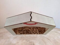 In deze stal heeft Ozosnel het reuze naar zijn zin. Lekker warm met vers hooi.