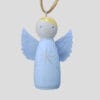 Deze Kersthanger met de Engel beschermt het kindje Jezus.