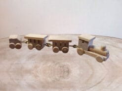 Deze kersttrein van hout is in mini uitvoering.