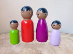 Met de peg dolls van Poppenhuis set 3 kun je urenlang spelen.