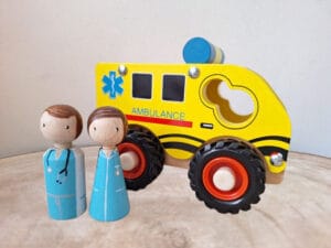 Deze arts en verpleegkundige met ambulance zorgen goed voor je.