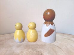 Deze kip met kuikens zijn op weg naar een avontuur.