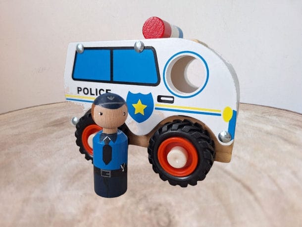 Deze agent met politieauto is voor elke boef veel te snel.