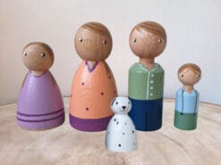 Met de peg dolls van Poppenhuis set 5 kun je urenlang spelen.