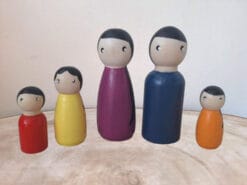 Met de peg dolls van Poppenhuis set regenboog familie kun je urenlang spelen.
