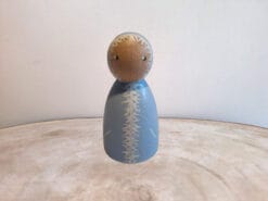 Dit winter poppetje kun je erg leuk bij elke andere peg doll gebruiken om er de mooiste verhalen mee te vertellen en te spelen.