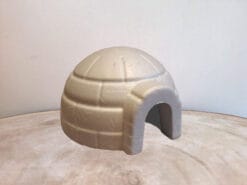 Met deze iglo houden de peg dolls het lekker warm in de winter.