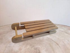 Met deze slee van hout blijf je glijden in de sneeuw.
