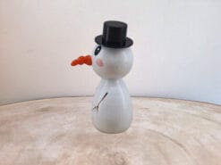 Met deze sneeuwpop met hoed kun je heerlijk sneeuwballen gooien.