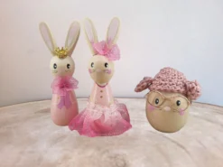 Paastrio roze (a), eieren en konijnen versierd